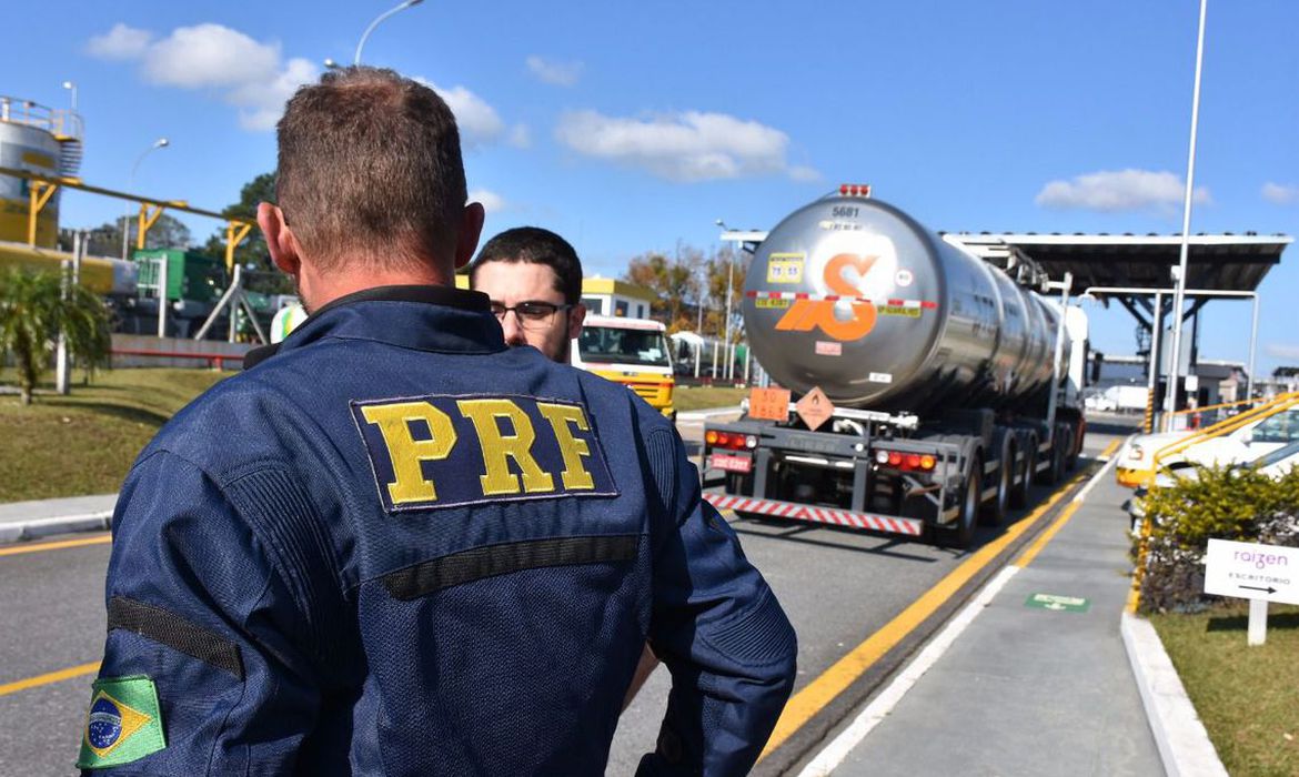 Polícia Rodoviária Federal fechou o cerco contra o transporte clandestino de etanol - Foto: Divulgação/PRF